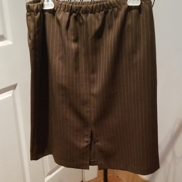 2pc women's suit, jacket and skirt, brown - Picture 4 of 6